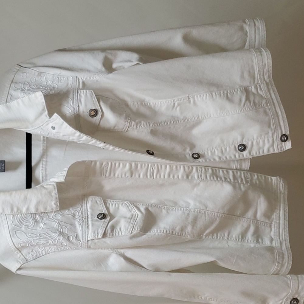 Size 22/24 women's white jacket with crystal buttons. 30$